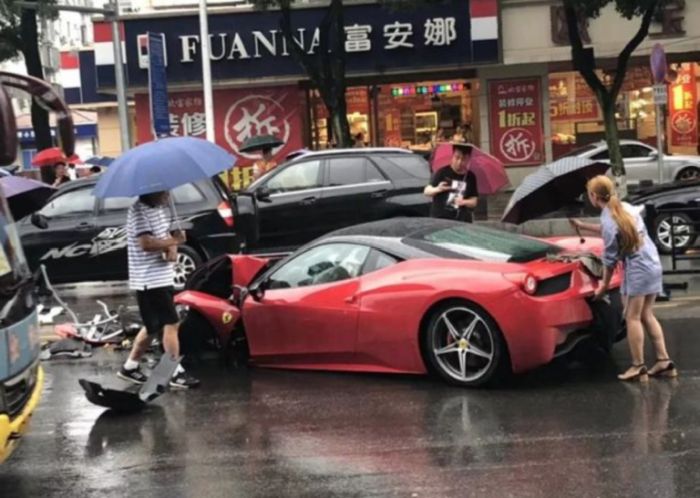 Девушка разбила арендованный Ferrari, как только села за руль (3 фото)