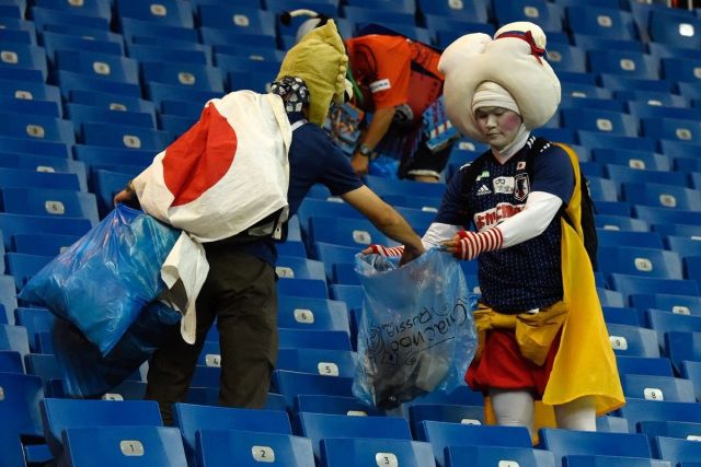 Японские болельщики после поражения в матче Бельгия - Япония (3 фото)