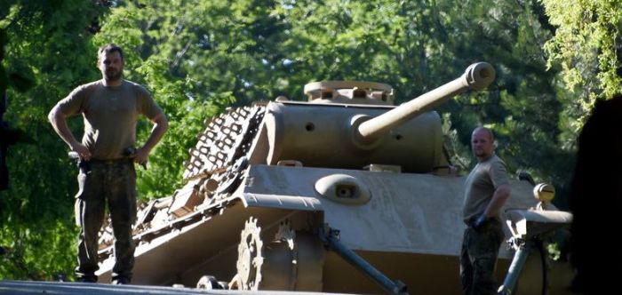 В подвале коллекционера оружия был найден танк (9 фото)