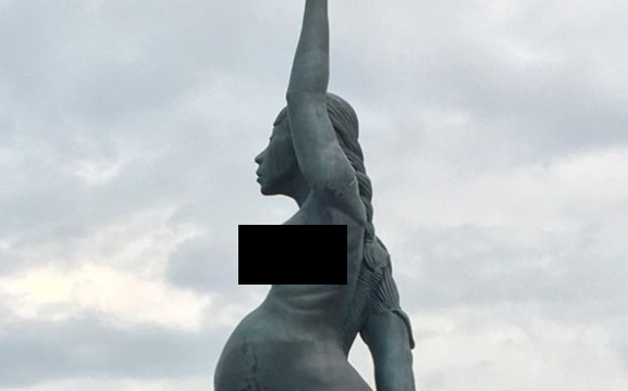 Статуя беременной женщины с двумя очень разными сторонами (3 фото)