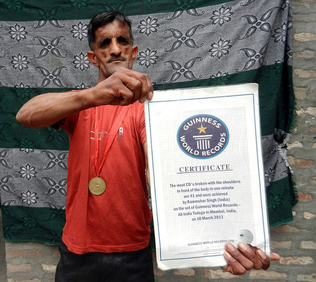 «Резиновый человек» побил свой же мировой рекорд (6 фото)