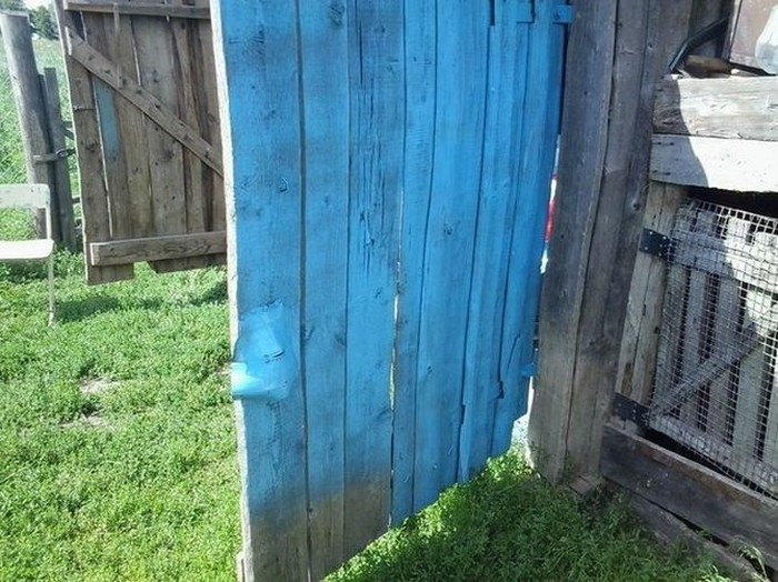 Как не стоит красить ворота гаража (2 фото)