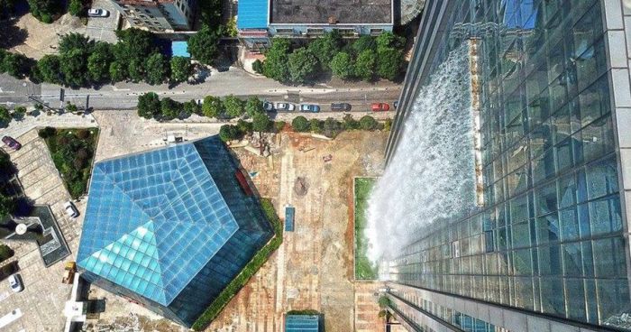 В Китае построили водопад, стекающий со стены небоскреба (4 фото)