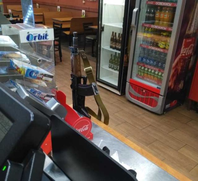 Бойцы ОВО Росгвардии забыли оружие в одном из кафе (5 фото)