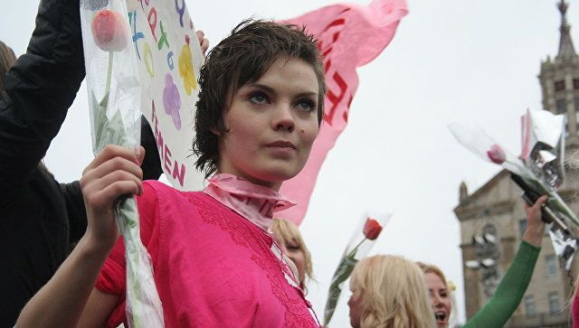 Лидер Femen Оксана Шачко покончила жизнь самоубийством (2 фото)