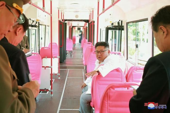 Ким Чен Ын лично инспектирует троллейбус и трамвай (14 фото)