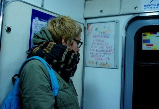 Антивоенные плакаты в стиле рисунков украсили питерское метро (4 фото)