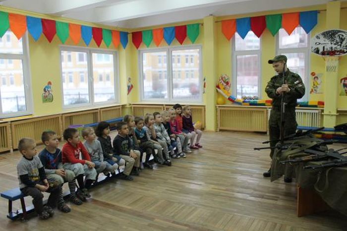 В детском саду Санкт-Петербурга детей учат обращатся с оружием (4 фото