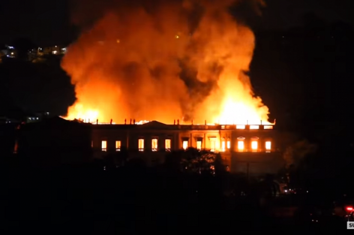 В Бразилии сгорел крупнейший музей (3 фото)