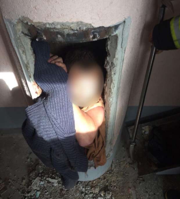 Житель Минска застрял в мусоропроводе (5 фото)