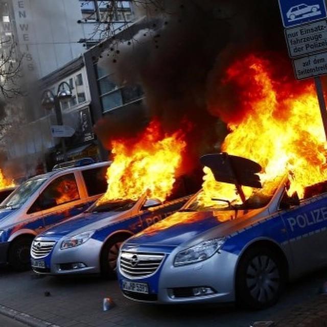 В немецком Франкфурте-на-Майне произошло столкновение (20 фото)
