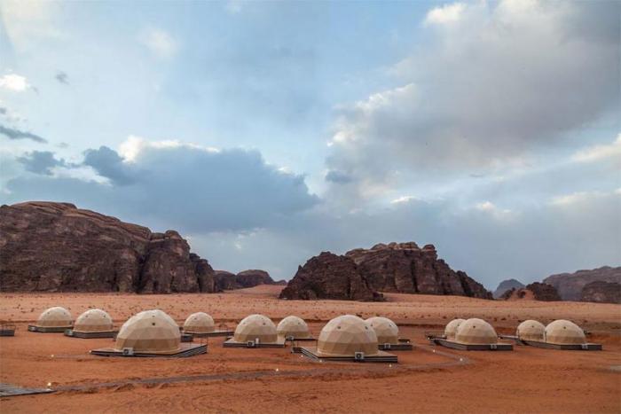 В пустыне возводят городок с шатрами-капсулами, столовой (5 фото)
