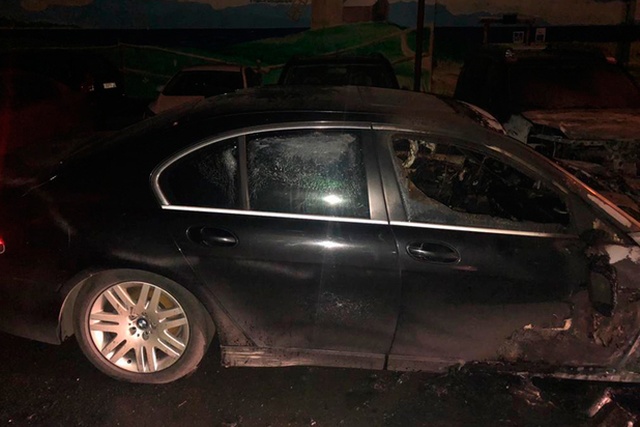 Злоумышленники подожгли BMW московского депутата (2 фото)