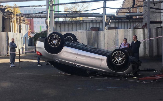В Москве со второго этажа парковки упал Mercedes (4 фото)