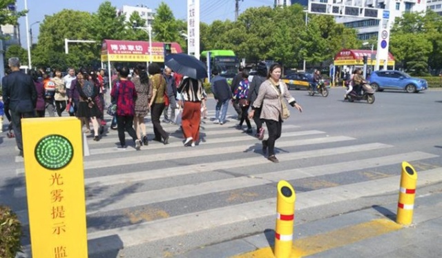 Китайские власти решили проучить пешеходов (5 фото)