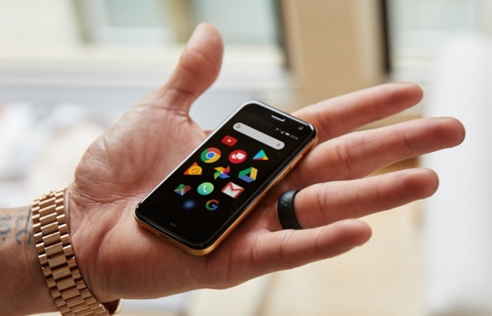 Создан самый маленький смартфон на Android (4 фото)