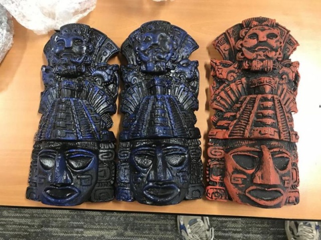 Таможенники задержали пассажира с ацтекскими статуэтками (4 фото)