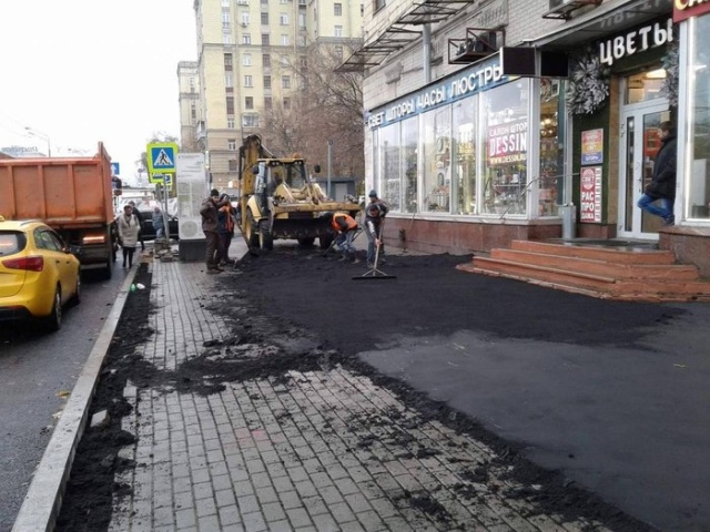 Эффективный менеджмент по-московски: плитка - асфальт (5 фото)