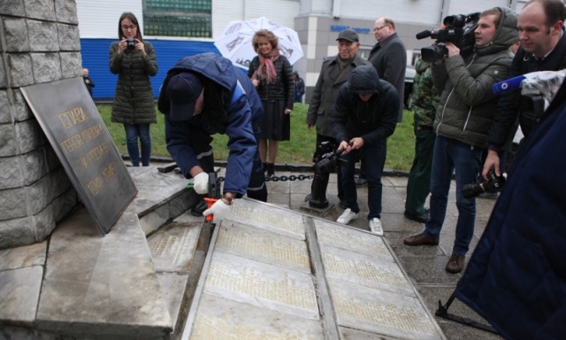На ярославском заводе вскрыли 50-летнюю "капсулу времени" (5 фото)