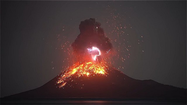 Действующий вулкан Кракатау генерирует молнии и гром (4 фото)