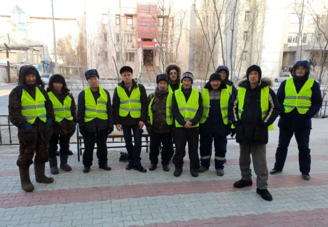 Дворники вышли на улицы Якутска (5 фото)