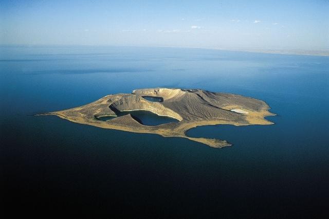 Самое большое в мире озеро посреди пустыни (24 фото)