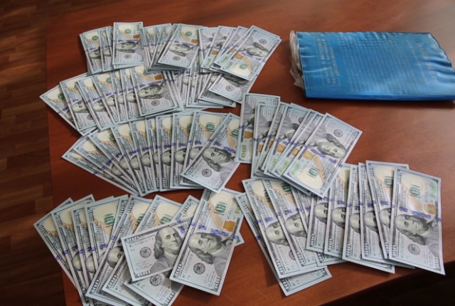 Полицейские вернули гражданину потерянные документы и деньги (3 фото)
