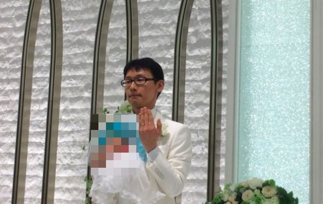 Житель Японии женился на виртуальной певице Мику Хацунэ (5 фото)