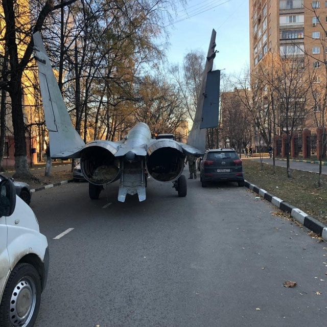 В Люберцах прокатили по улицам истребитель МиГ-29 (4 фото)