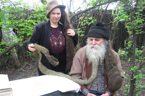 Супруги из Макеевки 16 лет не моются и не стригут волосы (3 фото)