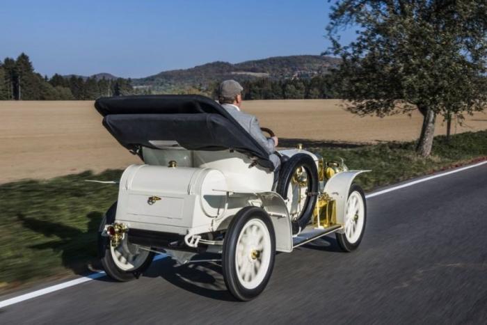 Компания Skoda восстановила 110-летний спортивный автомобиль (30 фото
