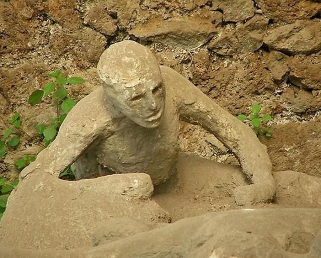 Извержение Везувия превратило людей в окаменевшие статуи (11 фото)