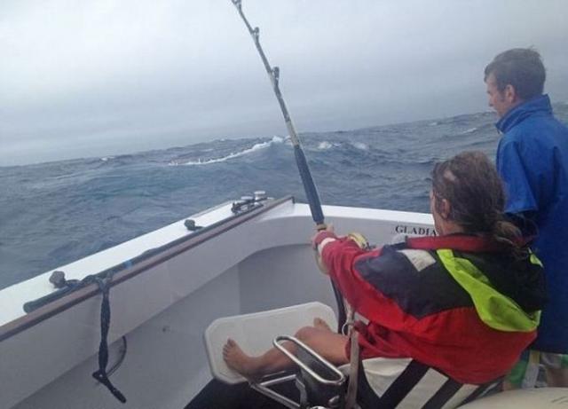 Гигантский тунец весом в 411 кг покорился хрупкой рыбачке (6 фото)