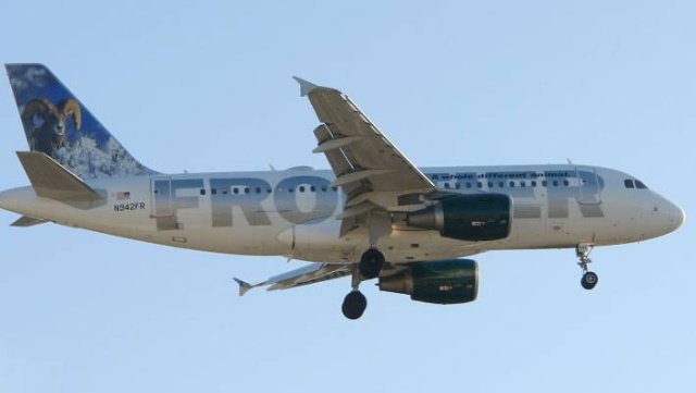 Авиалайнер Airbus A320 потерял часть обшивки после взлета (4 фото)