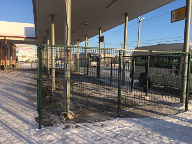 На автовокзалах установили "клетки" для пассажиров (3 фото)