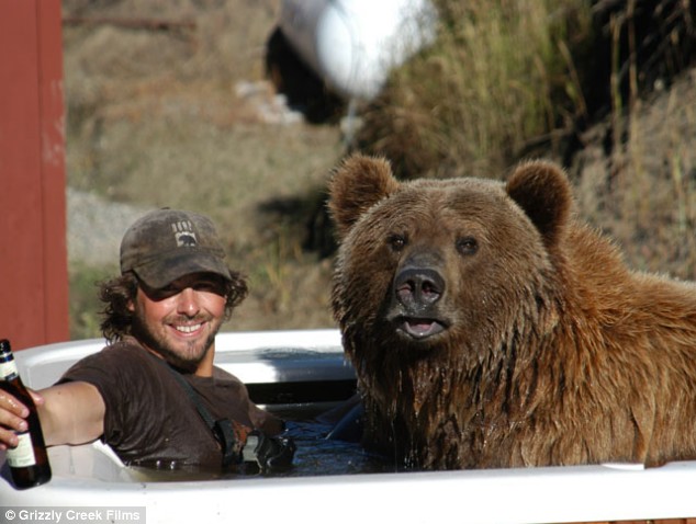 Дружба человека и медведя (16 фото)