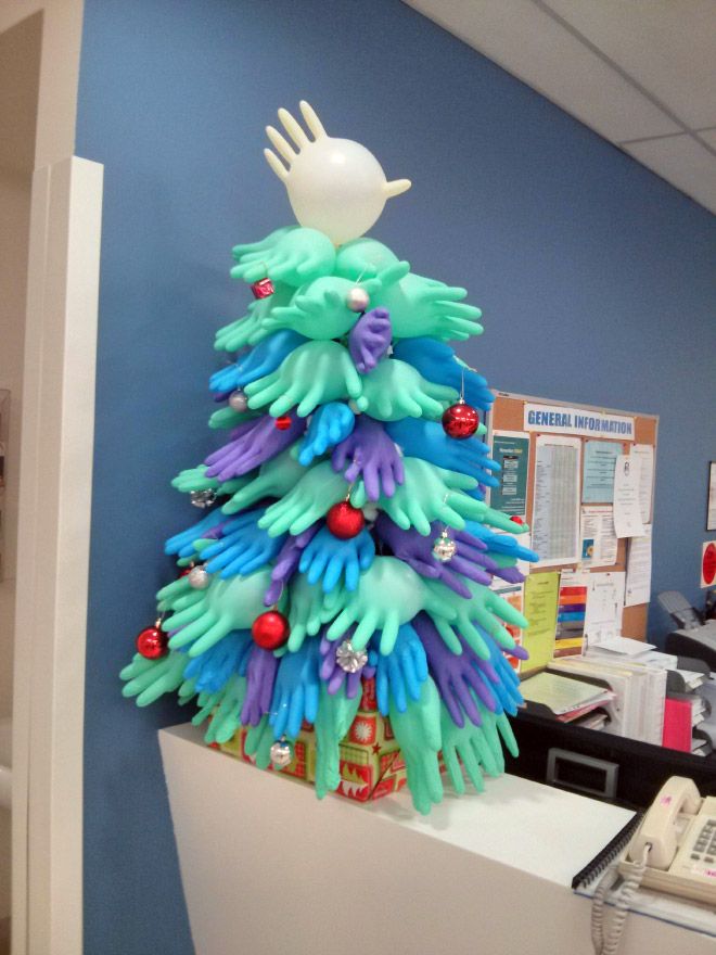 Медики украшают больницы к новогодним праздникам (20 фото)