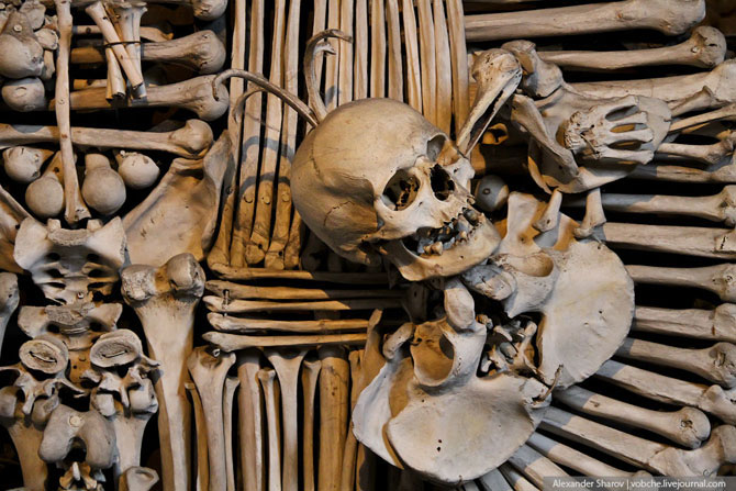 Часовня из человеческих скелетов (15 фото)