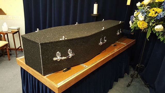 Гламурные гробы в глиттере для блестящих похорон (9 фото)