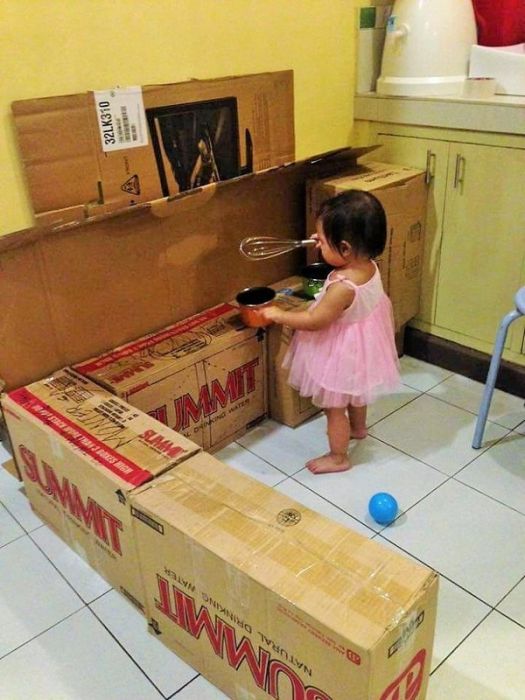 Во что превратилась картонная кухня ребенка, после мамы (9 фото)