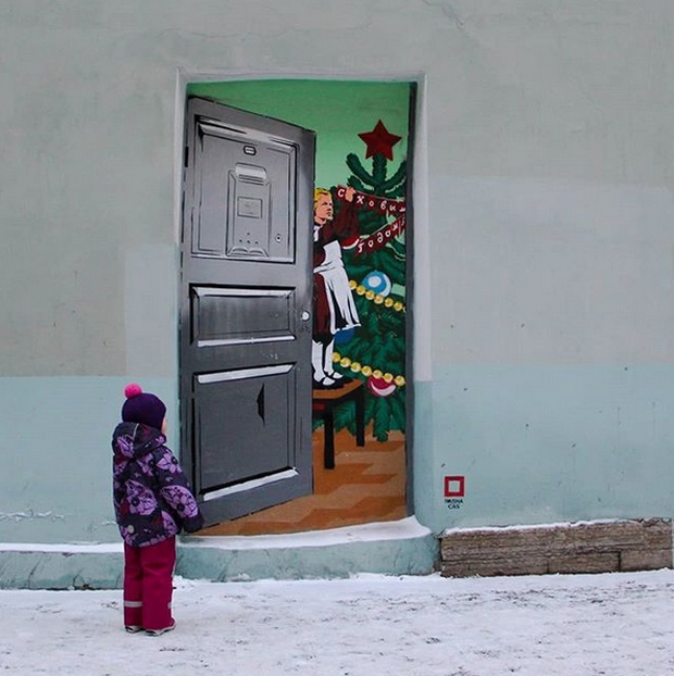 Коммунальщики закрасили новогодний стрит-арт (4 фото)