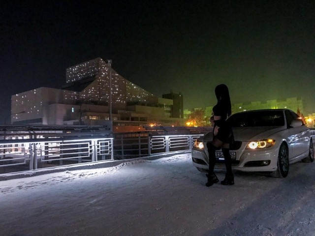 В Красноярске девушка на BMW заехала на пешеходный мост (4 фото)