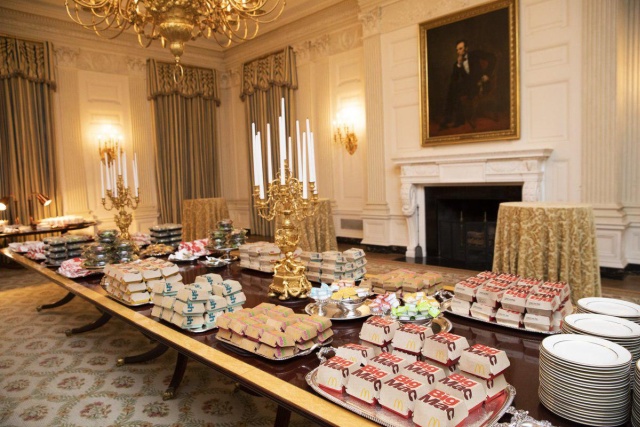 Дональд Трамп накормил футболистов в Белом доме фастфудом (7 фото)