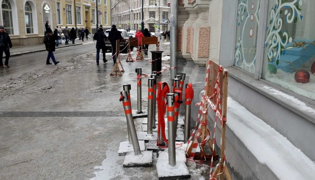 В Москве установили ограждения для сугробов нового образца (4 фото)