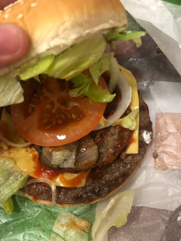 Burger King уменьшил вдвое размер второй котлеты (2 фото)