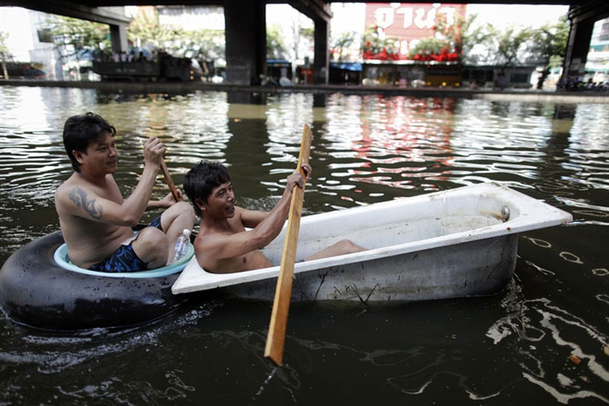 Как находчивые тайцы плавают в затопленном Бангкоке (19 фото)