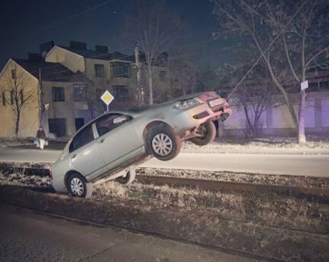 Необычная авария в Пятигорске (4 фото)