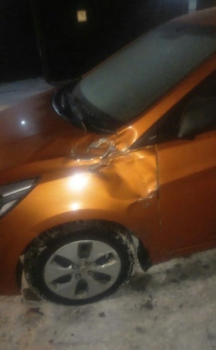 Злоумышленники сбросили на автомобили металлическую дверь (2 фото)