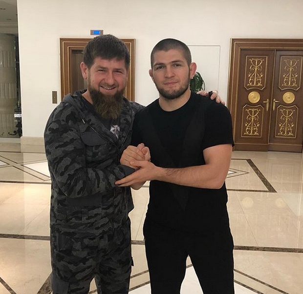 Рамзан Кадыров подарил отцу Хабиба Нурмагомедова Mercedes (2 фото)