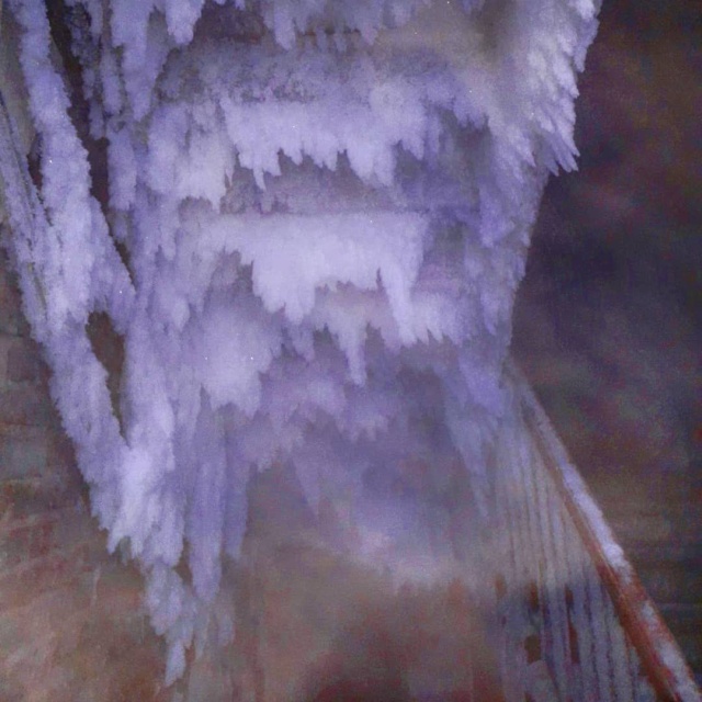 "Ледяная пещера" в жилом доме Омска (3 фото)
